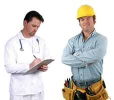 medico in divisa bianca stetoscopio intorno al collo scrive u una cartellina davanti ad un operaio con caschetto giallo e cintura portaattrezzi marrone